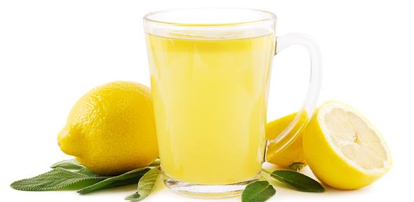 לשתות מים עם לימון